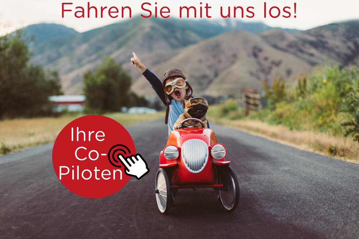 K1024_HR-Rallye_Kind Kind mit Flügeln auf einer Straße